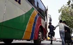 Hà Nội: Cận cảnh "xe rùa, bến cóc" lộng hành ngày Tết