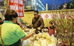 HN: Ấm lòng 500 chiếc bánh chưng tặng người nghèo đón Tết