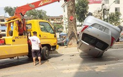 Ô tô lật úp giữa phố, chắn ngang đường buýt nhanh BRT