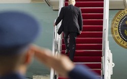 Trump lần đầu dùng Không lực Một, quên vẫy tay chào
