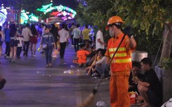 Công nhân quét đường từ 2h sáng để giữ sạch đường sạch phố ngày Tết