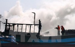Kiên Giang: Hai tàu cá bốc cháy dữ dội trên sông