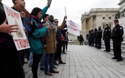 Người Mỹ ùn ùn biểu tình vì lệnh cấm dân 7 nước của Trump