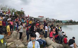 Clip: Người dân chen chân xem ngư dân Sa Huỳnh "xông biển" đầu năm