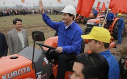 Chủ tịch nước lái máy cày trong lễ Tịch điền