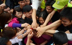 Dân mạng bất bình vì cảnh tranh cướp lộc lộn xộn ở chùa Hương