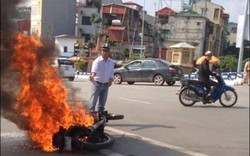 Xe máy bốc cháy ngùn ngụt trên phố Hà Nội