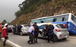 Hà Nội: Xe khách đâm vào vách núi, 1 người tử vong