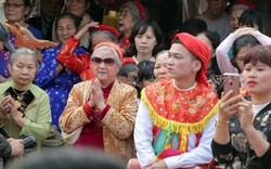 Chàng trai đánh phấn bôi son múa điệu “đĩ đánh bồng”