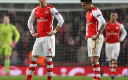 Clip Ozil tức giận, Sanchez “tỉnh bơ” khi thua Chelsea