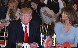 Clip bà Melania mặt mày ủ rũ vì bị ông Trump bỏ rơi trong bữa tiệc
