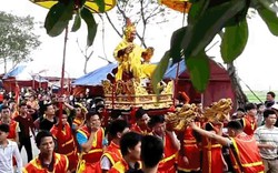 Ngàn người chen chân xem rước "vua sống” ở Hà Nội