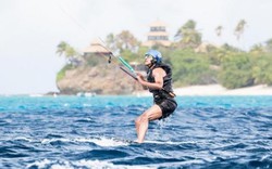 Obama tận hưởng thú chơi lướt ván diều với tỷ phú Anh trên đảo riêng