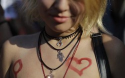 Argentina: Chị em ngực trần biểu tình đòi quyền bán khỏa thân