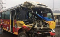 Xe buýt và xe tải đấu đầu, 40 hành khách thoát chết trong gang tấc