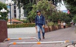TP.HCM: Dựng barie trên vỉa hè để bảo vệ người đi bộ
