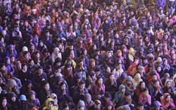 Nghìn người ngồi kín đường dự lễ cầu an tại chùa Phúc Khánh