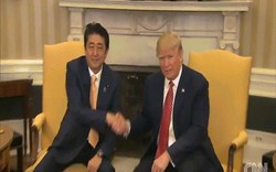 Màn bắt tay lạ chưa từng thấy giữa Trump và Abe