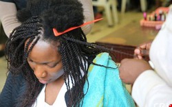 Vì sao phụ nữ châu Phi luôn có mái tóc xoăn tít kỳ lạ đến thế?
