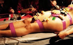 Người mẫu khỏa thân cho thực khách "múa đũa" trên cơ thể