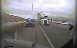 Mỹ: Gió thổi lật xe tải đè bẹp ôtô cảnh sát trên cao tốc