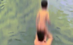 Bố ném thẳng con từ trên vai xuống hồ để dạy bơi