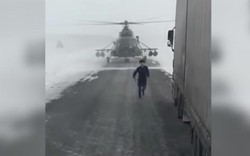 Trực thăng Mi-8 bất ngờ hạ cánh giữa cao tốc để hỏi đường
