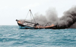 12 ngư dân bị hất tung xuống biển bởi bình gas trên tàu phát nổ