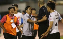 Cầu thủ "đình công" phản ứng trọng tài - trò hề bóng đá Việt