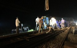 Vụ tàu hỏa tông xe ben: Công nhân trắng đêm thay đường ray