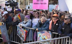Người biểu tình đổ xô xuống đường phản đối Trump nhân Ngày tổng thống Mỹ