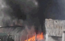 Khói lửa cuồn cuộn từ xưởng phế liệu ở ngoại ô Sài Gòn