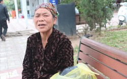 Dân mạng phẫn nộ vì bà cụ nhặt rác bị nhóm bán tăm nửa triệu đe dọa