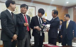 Thống đốc Gangwon nhận Xuân Trường làm… cháu nuôi