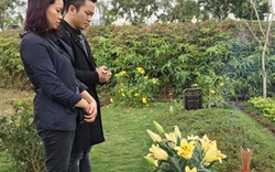 Tùng Dương hát mộc "Hoa ban trắng" bên mộ Trần Lập