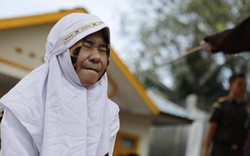 Đôi uyên ương Indonesia bị quất roi vì “ăn cơm trước kẻng”