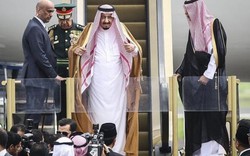 Vua Saudi bước từ máy bay dát vàng xuống đất Indonesia
