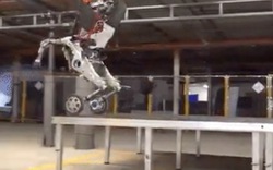 Video: Robot "hươu cao cổ" trổ tài nhảy cao, xoay vòng