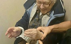 Cụ bà 99 tuổi mừng rơn vì được thỏa ước nguyện bị cảnh sát bắt