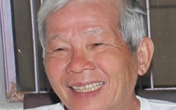 Nhà văn Nguyễn Quang Thân đang hạnh phúc mỉm cười!