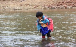 MS1708: Rơi nước mắt nhìn học sinh tím tái lội sông đến trường
