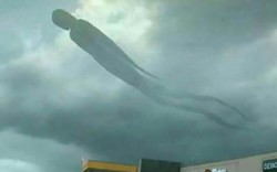 Hình người bí ẩn dài 100 mét  trôi dạt trên mây gây sợ hãi