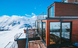 "Đã mắt" ngắm khách sạn container siêu sang trên núi tuyết