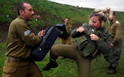 Nữ binh Israel tóc vàng đấu tay đôi với nam đồng nghiệp