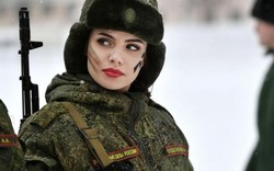 Đẹp ngất ngây những bông hồng cầm súng của quân đội Nga
