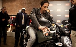 Soi “con quỷ” Ducati Monster của tài tử Adrien Brody