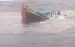 Bình Thuận: Chìm tàu cá, 8 thuyền viên được cứu thoát
