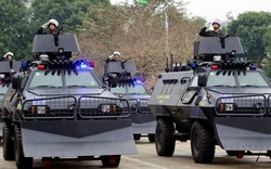 Clip: Cảnh sát đặc nhiệm diễu binh cùng xe bọc thép đặc chủng