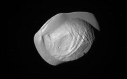 Vệ tinh siêu nhỏ giống hệt đĩa bay của sao Thổ