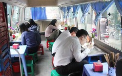 Lập biên bản, di dời quán bún chả trên xe khách ở trung tâm Hà Nội